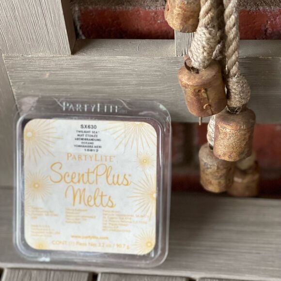 Partylite scent plus aroma melts in a retured Twilight Sea  NIB  Retired Rare - Picture 2 of 2